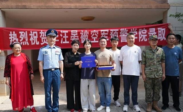 放弃985,湖北女生621分报考空军预警学院:我很自豪