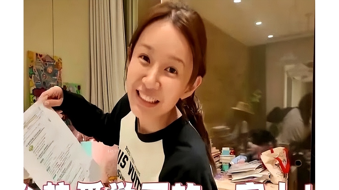 陈赫给老婆做丹东螃蟹,41岁张子萱粘着老公,素颜显得鼻子很大