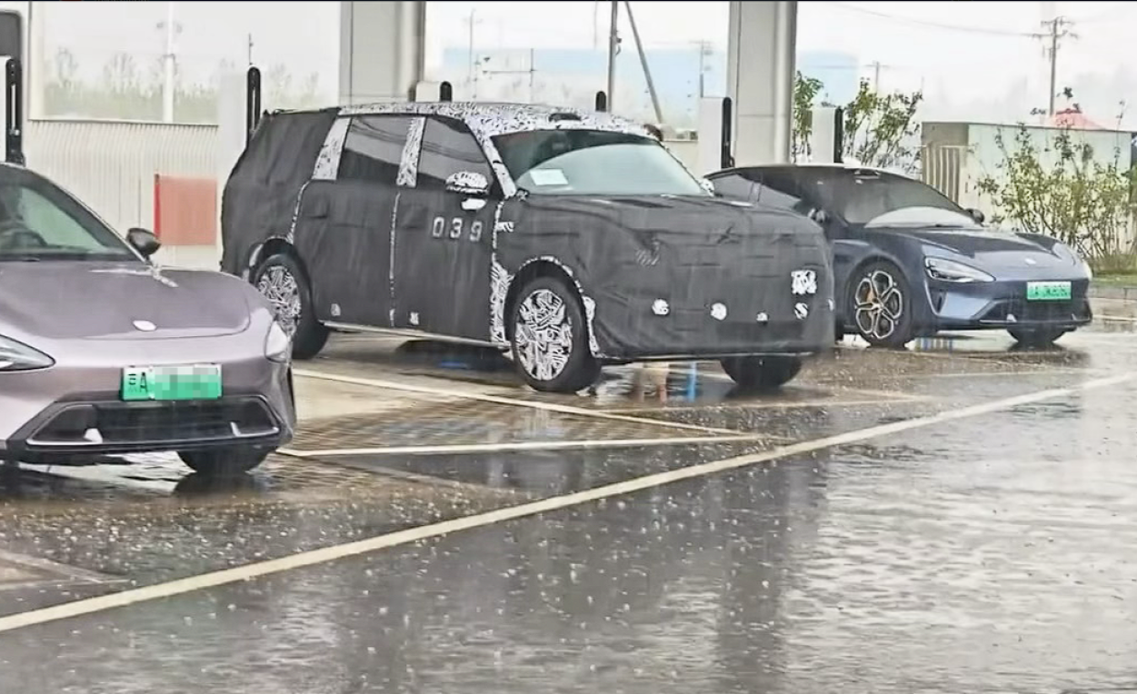 雷军“不讲武德”！第三款小米汽车曝光，增程SUV定了！