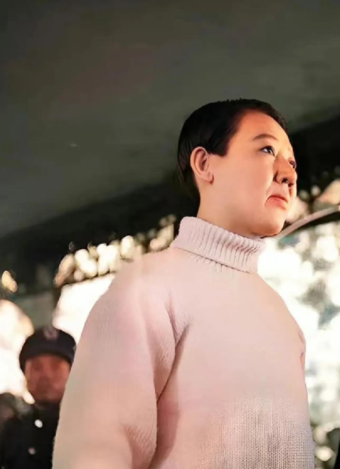 1932年,川岛芳子在日本留影,戴墨镜,皮靴擦得锃亮,笑不由心