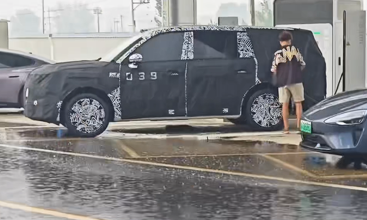 雷军“不讲武德”！第三款小米汽车曝光，增程SUV定了！