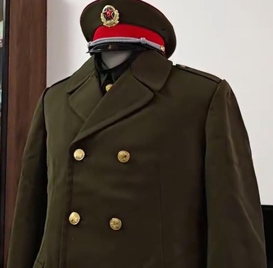 87式军大衣登场,军服大变样,面料细节讲究