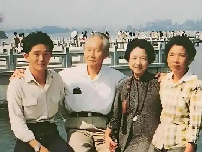 1985年,孙立人和两任妻子张晶英,张美英的合影,5年后去世
