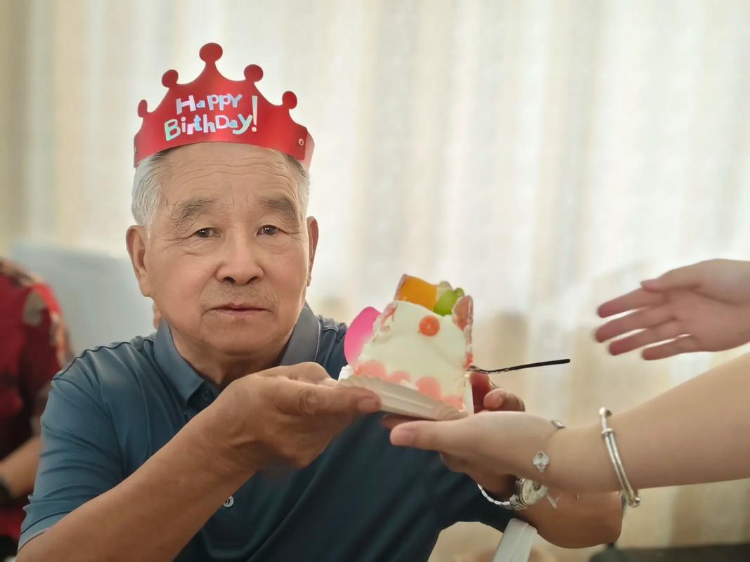 父亲将养老金60万全给儿子,女儿一声不吭,70大寿那天他却傻眼了
