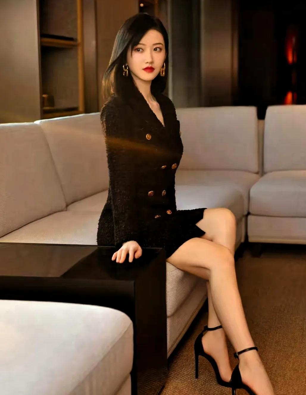 景甜穿一字带高跟绝了,36 码脚适配,普通人别硬学