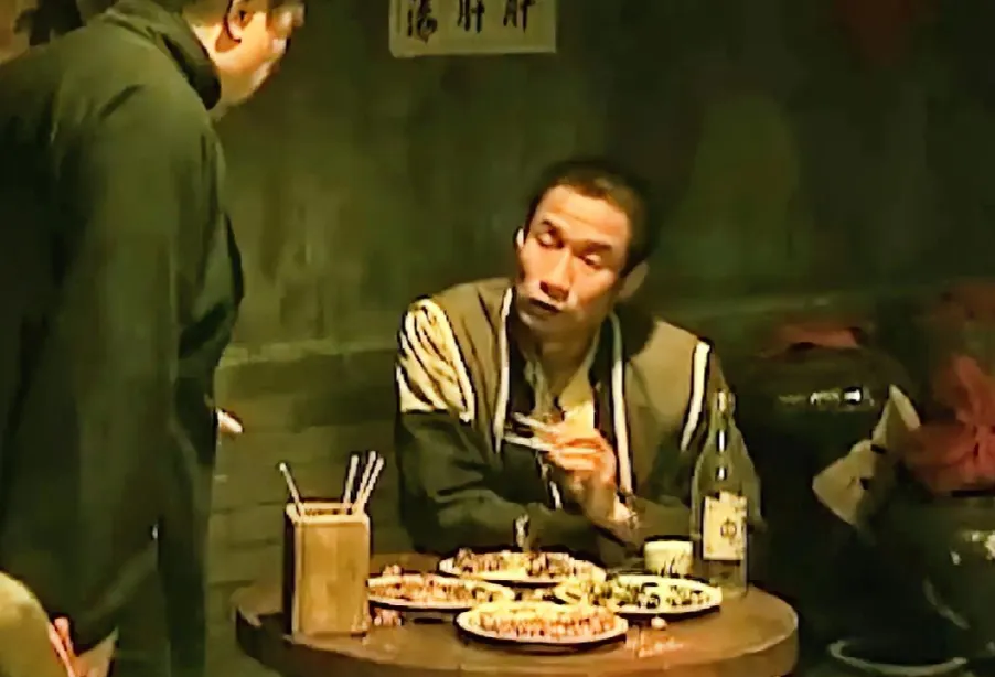 《狼烟北平》里人力车夫的伙食:有酒有肉有烤鸭,麻酱烧饼管饱