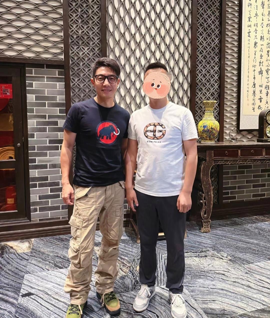 撒贝宁一家游塔尔寺李白好美俩孩子好可爱多个外国友人同行