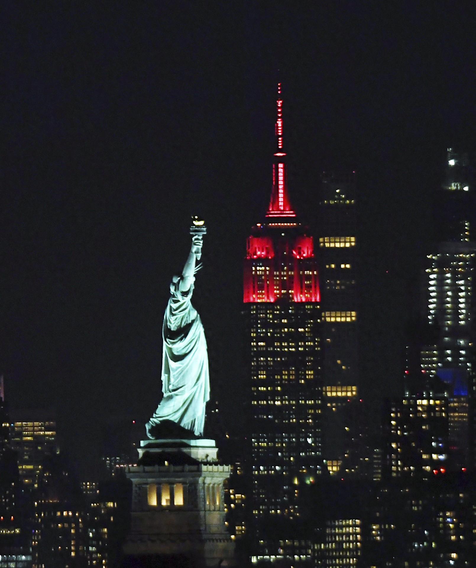 美国纽约帝国大厦点亮"中国红"