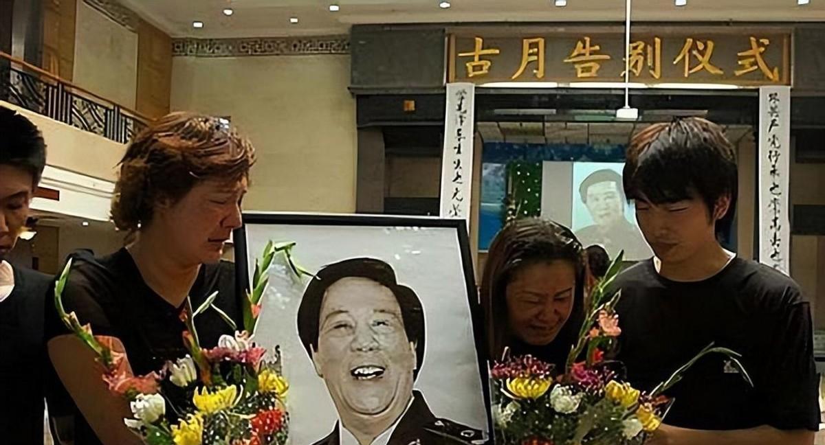 古月追悼会:挽联长达6米,女儿亲吻遗像,300名广州市民自发送行