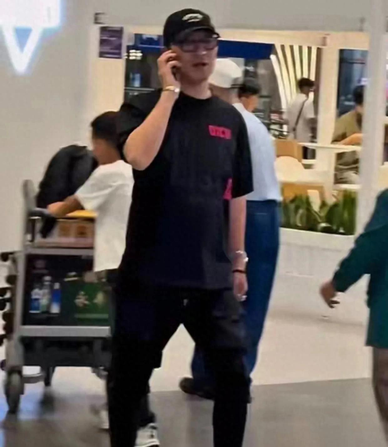 汪峰携四子盛装亮相机场小苹果愈发漂亮二女儿目光犀利