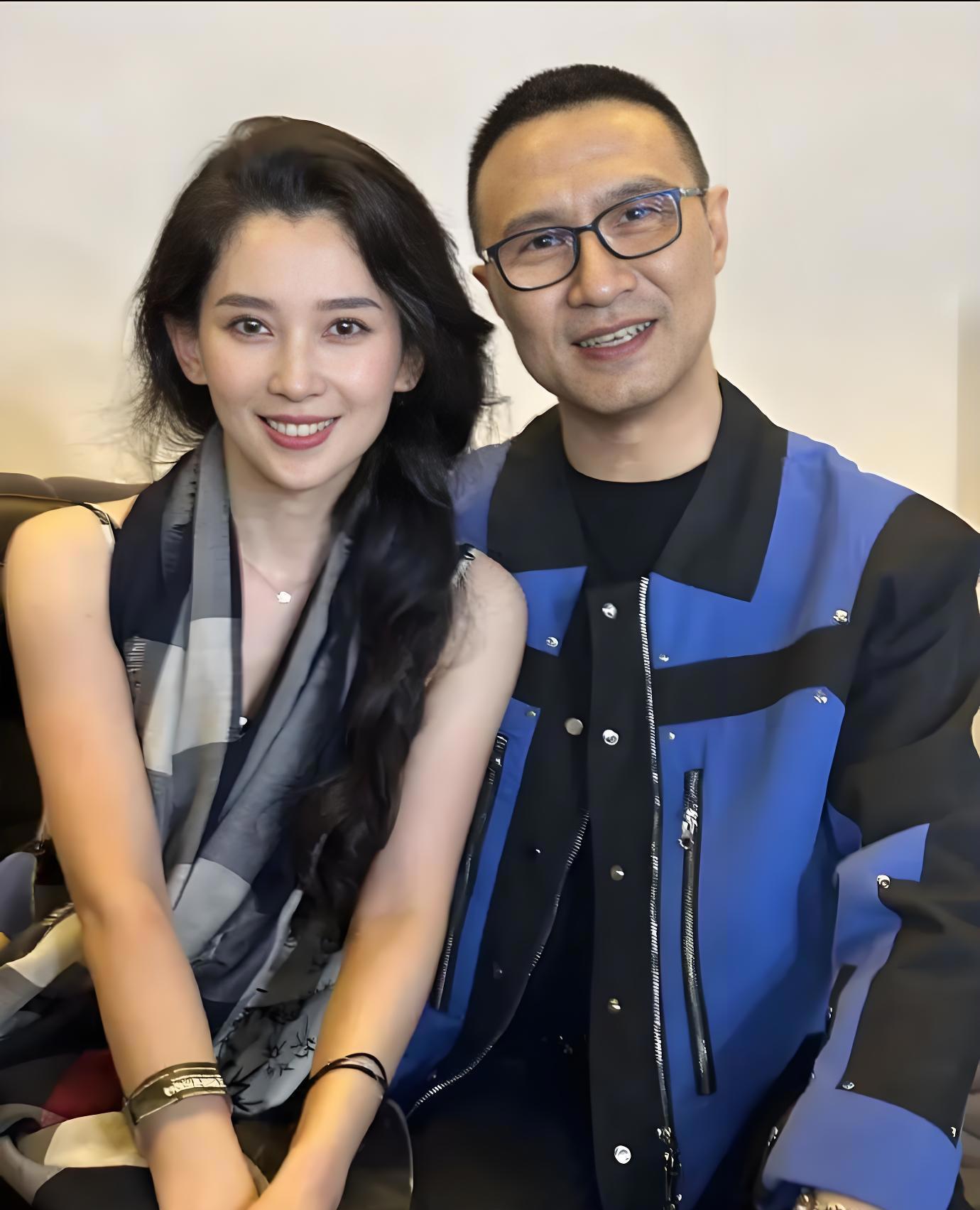 汪峰携四子亮相机场二女儿害羞避镜头大女儿风采似模特