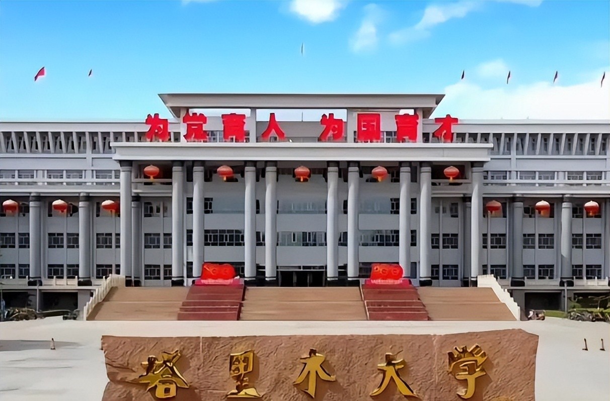 黑龙江少女获塔里木大学录取,激动落泪!五千公里路费超学费