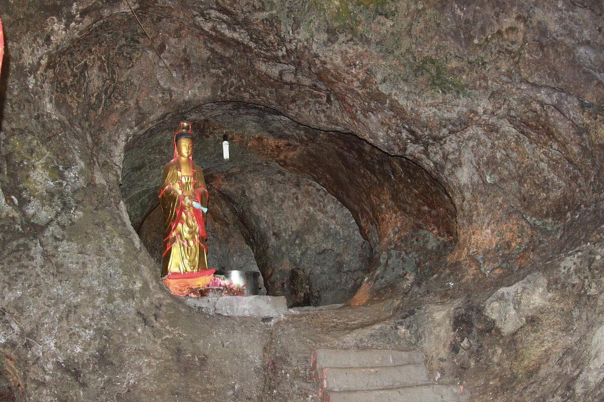 峨眉山三霄洞惨案:一场神秘爆炸如何终结千年佛门香火?