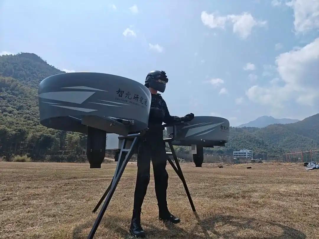 人背着无人机飞:全球首款三涵道穿戴式载人飞行器国内亮相