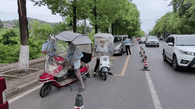 除了戴头盔,8月起,电动车上路实施“2禁3罚1报废”,处罚明确了-有驾 除了戴头盔,8月起,电动车上路实施“2禁3罚1报废”,处罚明确了-有驾
