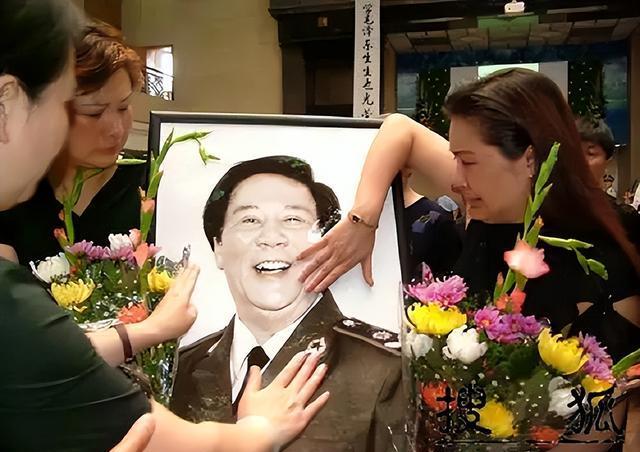 古月追悼会:挽联长达6米,女儿亲吻遗像,300名广州市民自发送行