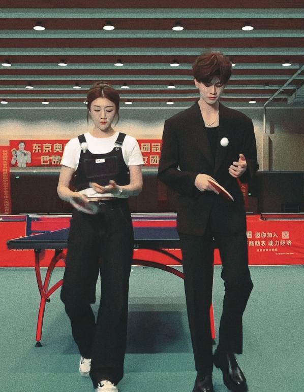 陈梦任嘉伦同框,一个绝美,一个姨味满满,运动瘦和饿瘦差别明显