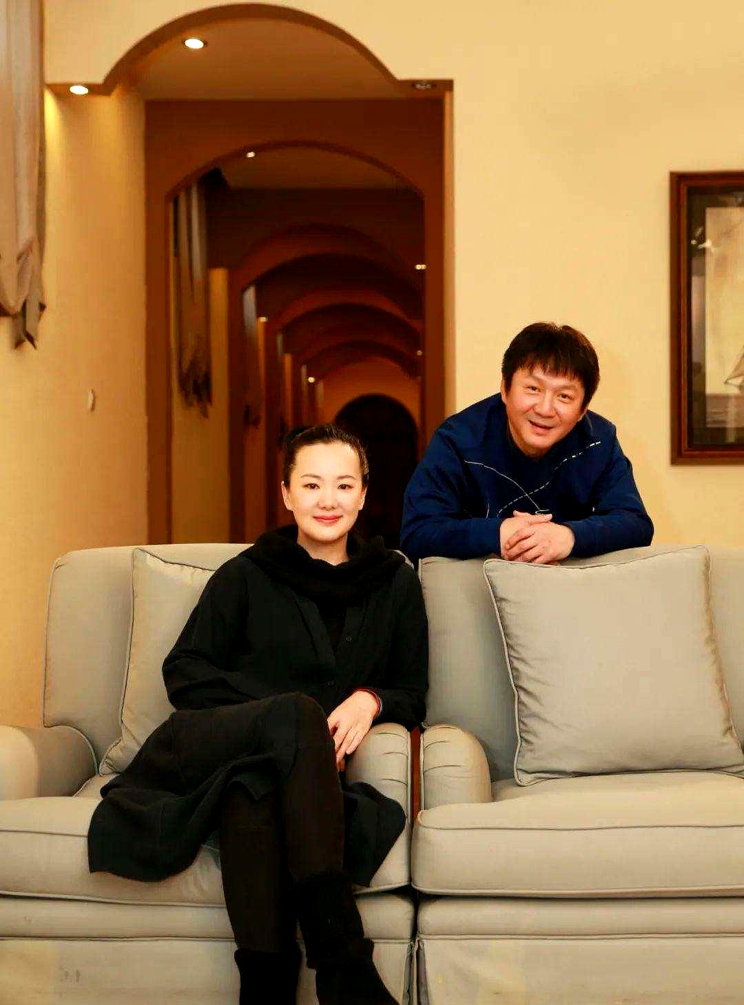 王菲也没想到,自己抛弃的前男友栾树,如今在咏梅手里闪闪发光