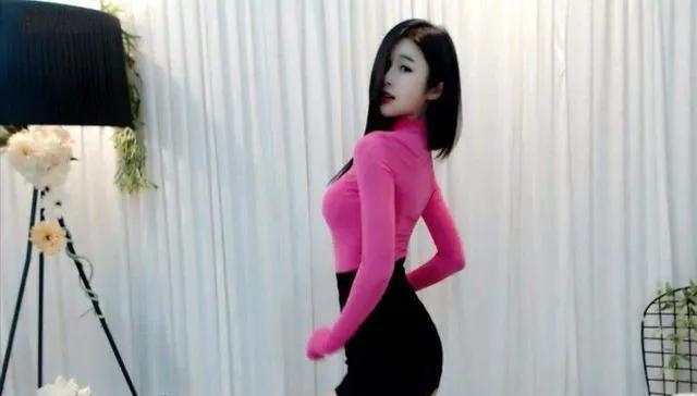 斗鱼深夜女主播玩擦边球,平台现状如同熊猫tv倒闭,未来命运岌岌可危