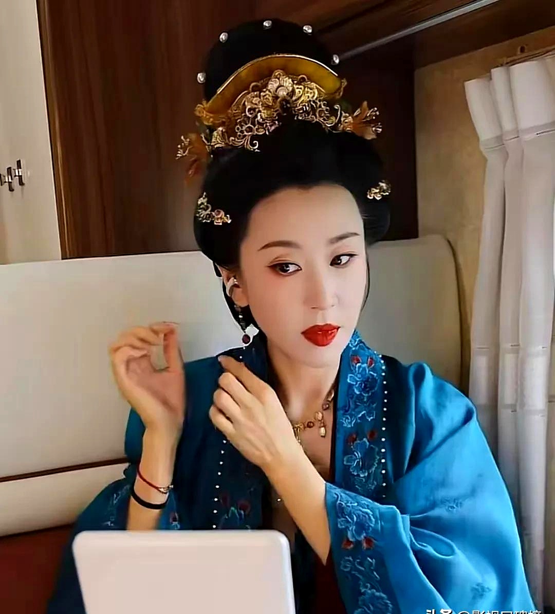 苗圃一家巴黎度假富商老公打扮时髦11岁女儿个子高大长腿