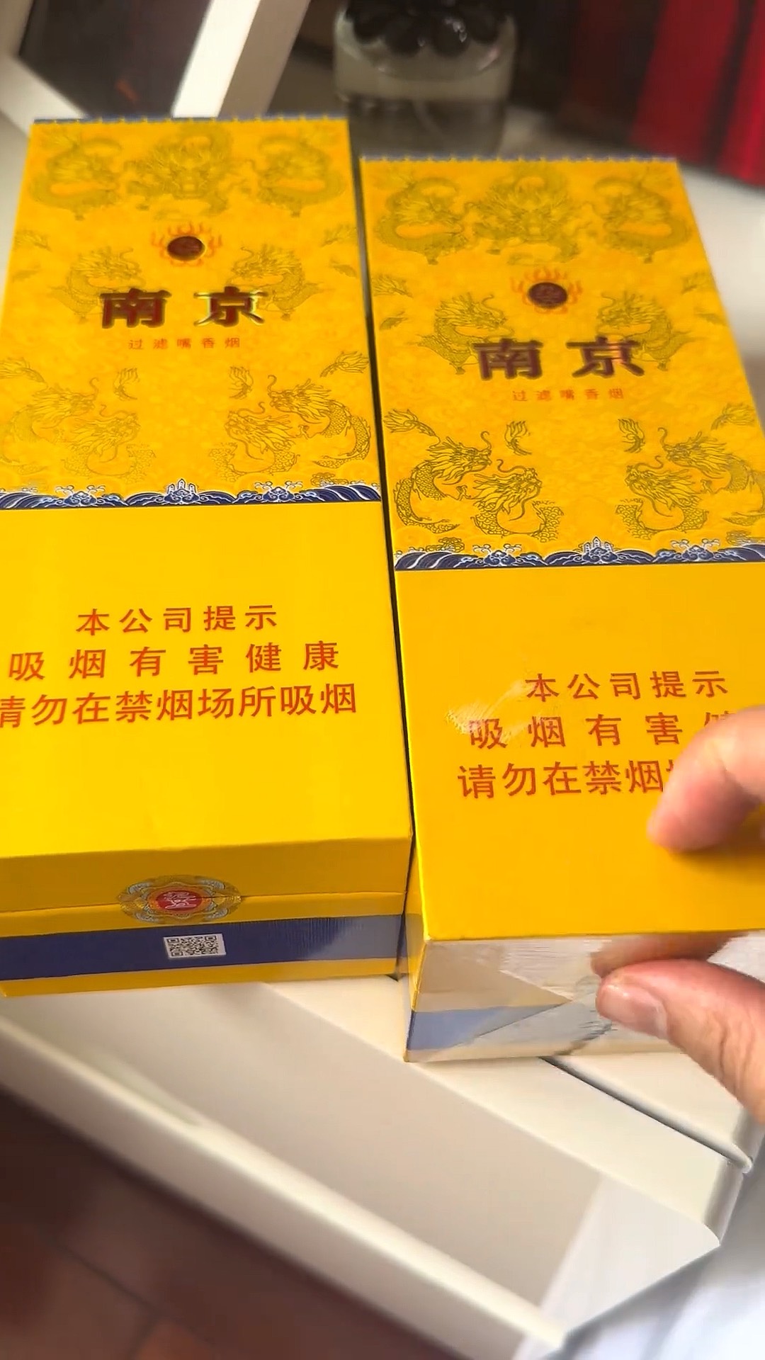 男子吃席得包好烟,拿到小卖部给老婆换吃的,老板娘知原因后泪目