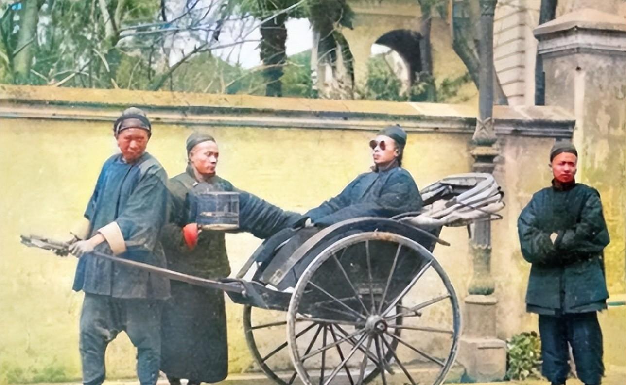 晚清彩色老照片:女犯人游街示众,坐在龟奴肩上的妓女面色凄苦