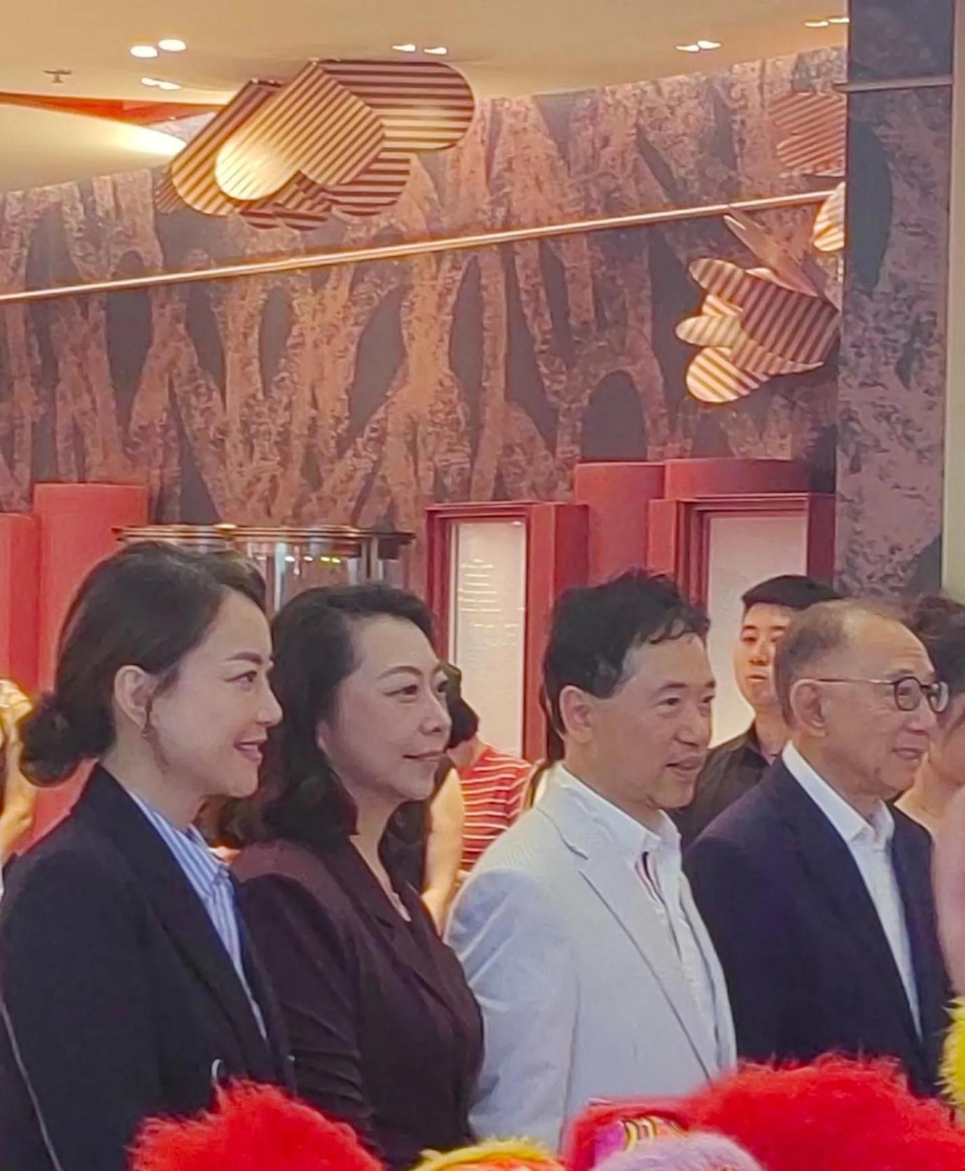 阿娇杨受成珠宝店c位热舞,霍汶希裹西装角落发呆,166亿债务重压下的