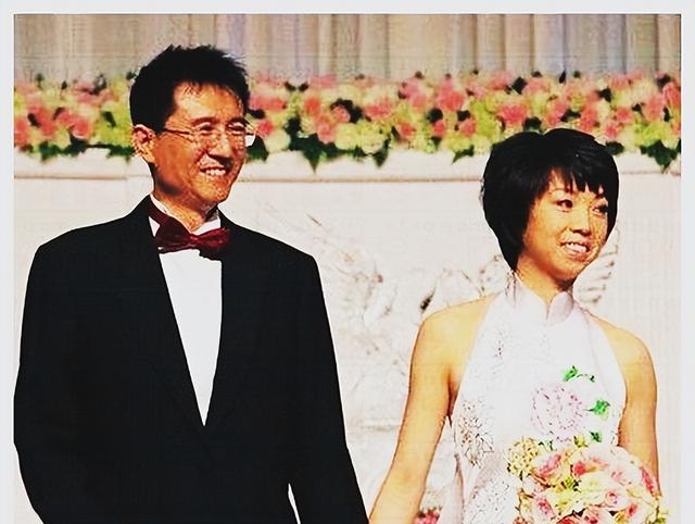 44岁张怡宁婚礼同框64岁夫!相差20岁像父女,她会后悔吗?