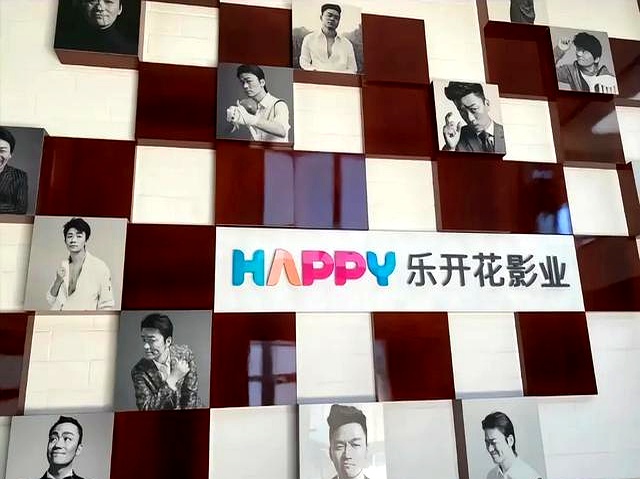 王宝强工作室曝光,书满柜茶韵浓,文化氛围浓厚,茶台小摆件亮眼