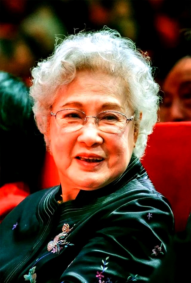 饰演芳林嫂的秦怡,虽然老了,穿裙,不染白发,发福也挡不住贵气