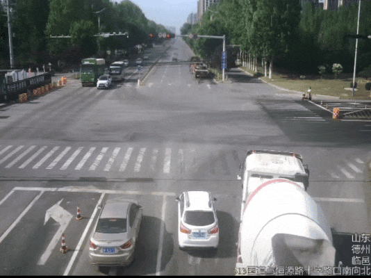 货车司机右转必停，新规实施首日现状频出，交警提醒需谨慎-有驾