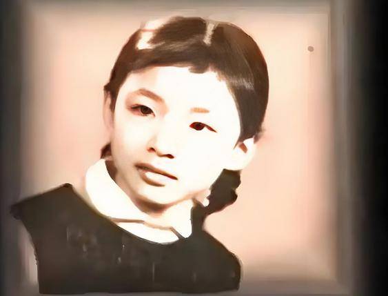 董卿美国生子引争议,丈夫27亿债务压身,为何沦为查无此人?