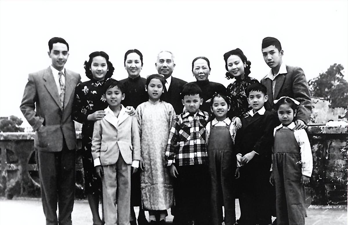 深夜回家妻子不给开门,37岁黎铿在公园徘徊片刻后,选择投湖自尽