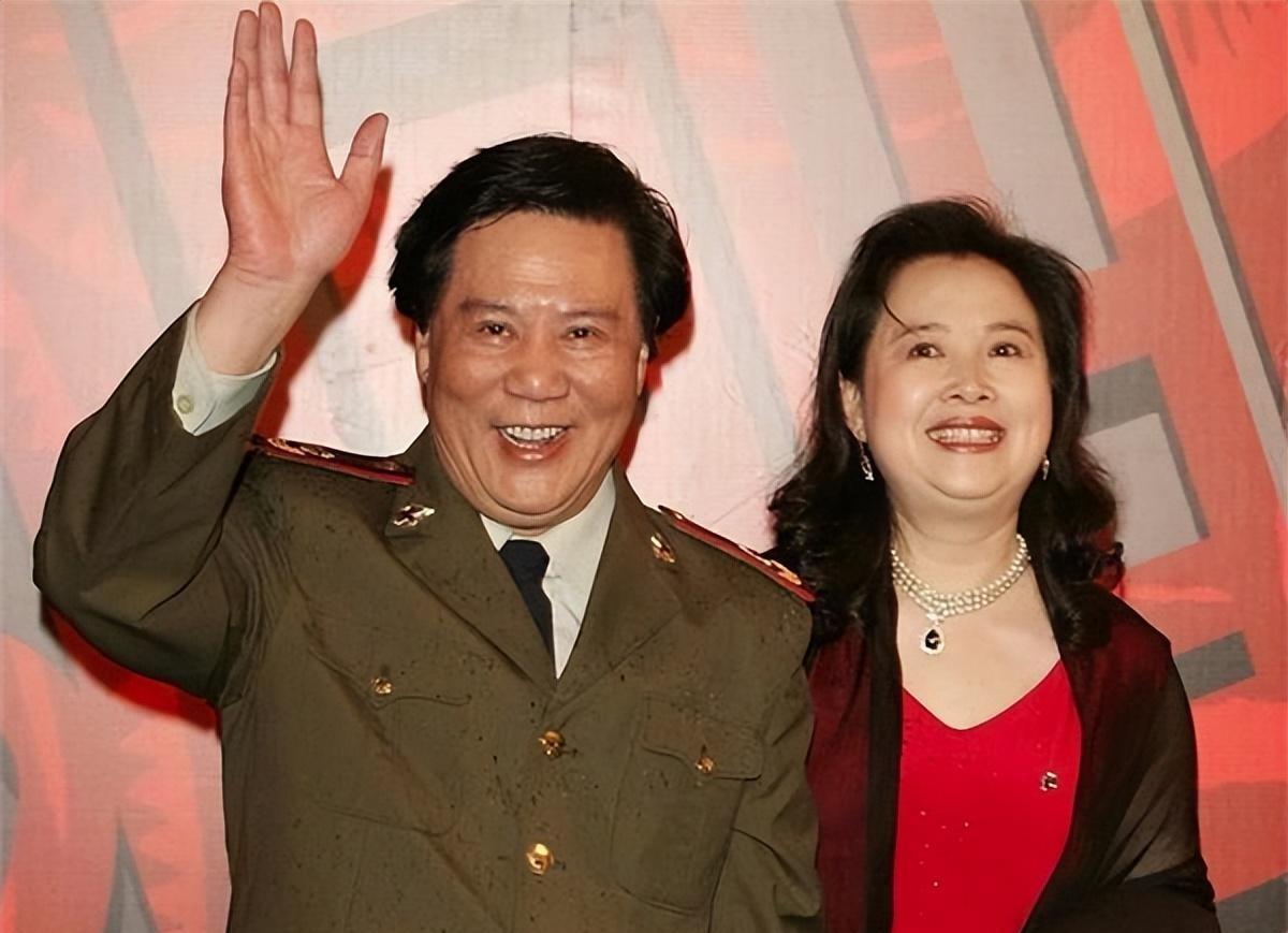 古月追悼会:挽联长达6米,女儿亲吻遗像,300名广州市民自发送行