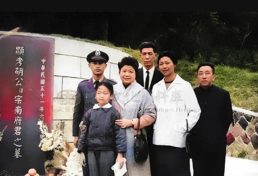 1962年,胡宗南安葬仪式结束后,妻子叶霞翟站在坟墓前的一张合影