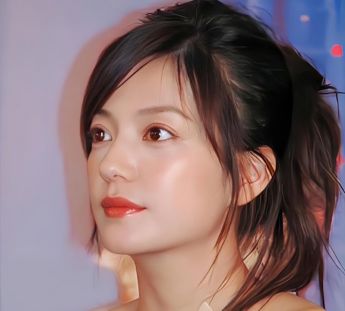 49岁赵薇近况曝光:事业婚姻皆挫败,封杀事件仅为冰山一角