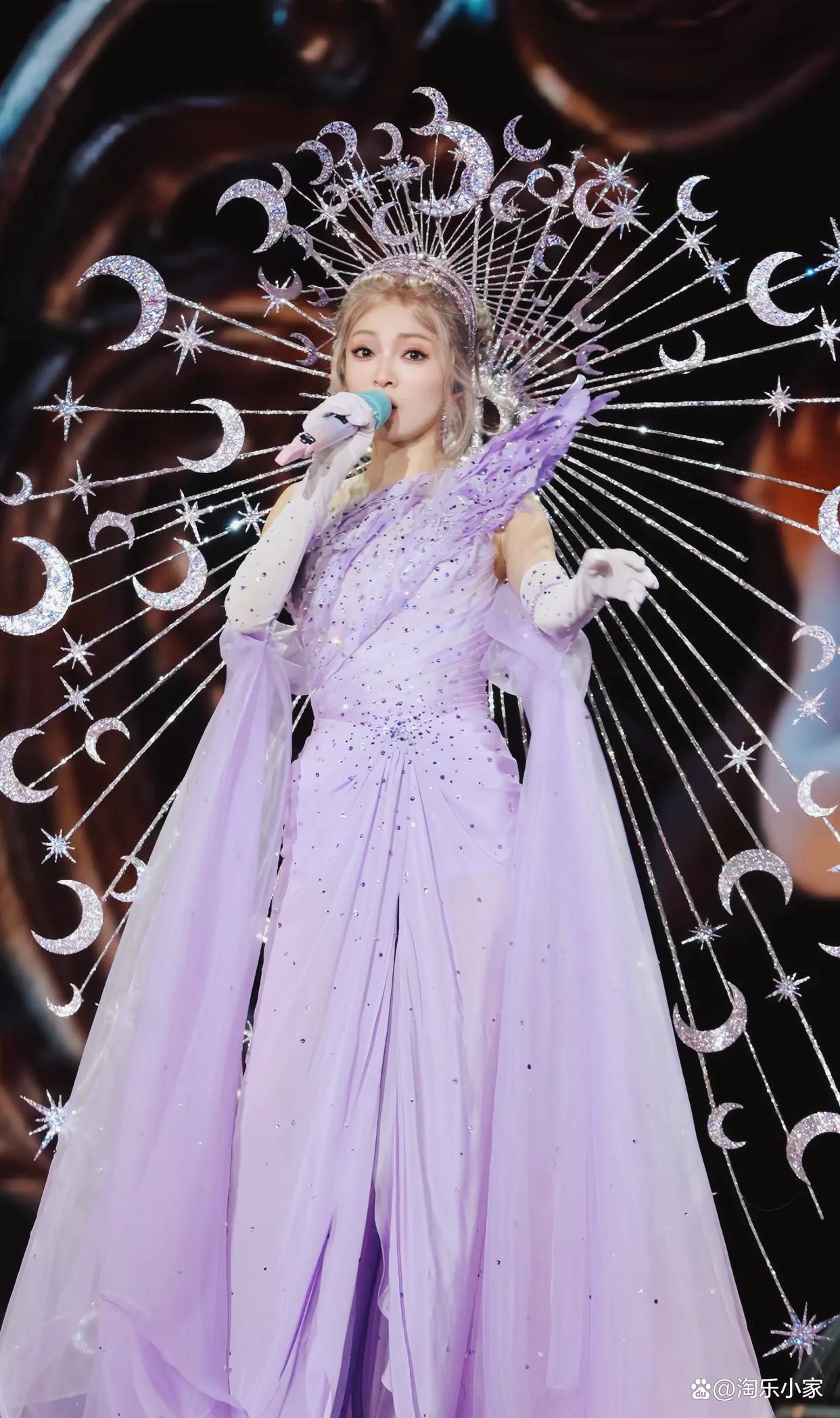 张韶涵重庆封神!火玫瑰战袍焊死舞台,星月女神美到窒息!