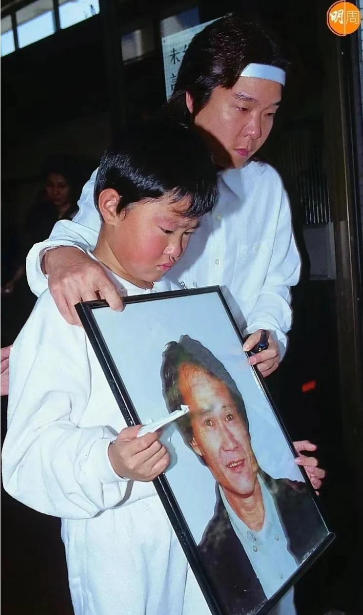 老照片:1997年,林正英葬礼现场,女友苑琼丹泣不成声,哭成泪人