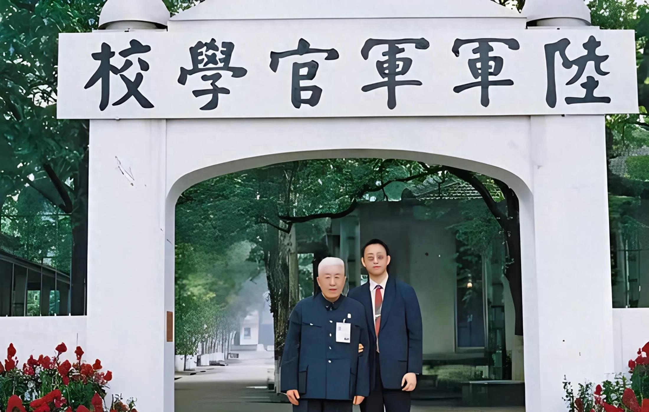 1990年,郑洞国和孙子郑建邦,在黄埔军校门口,一张罕见的合影