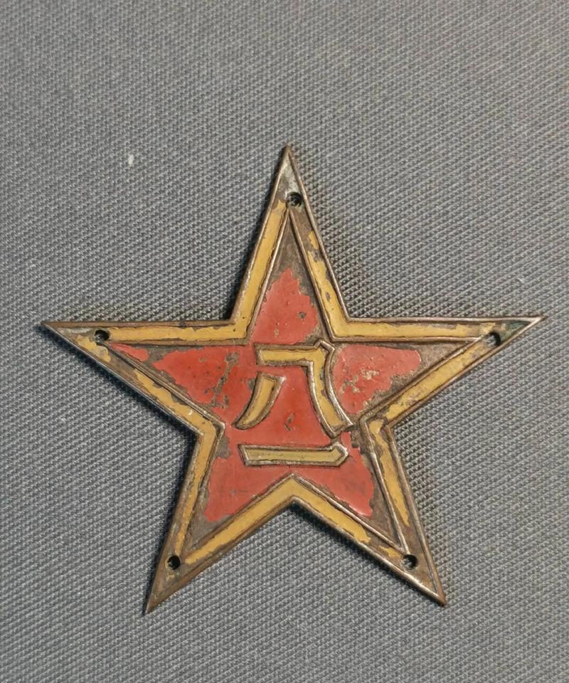 人民解放军近八十年帽徽变化,最突出的是红五星和八一标志不变