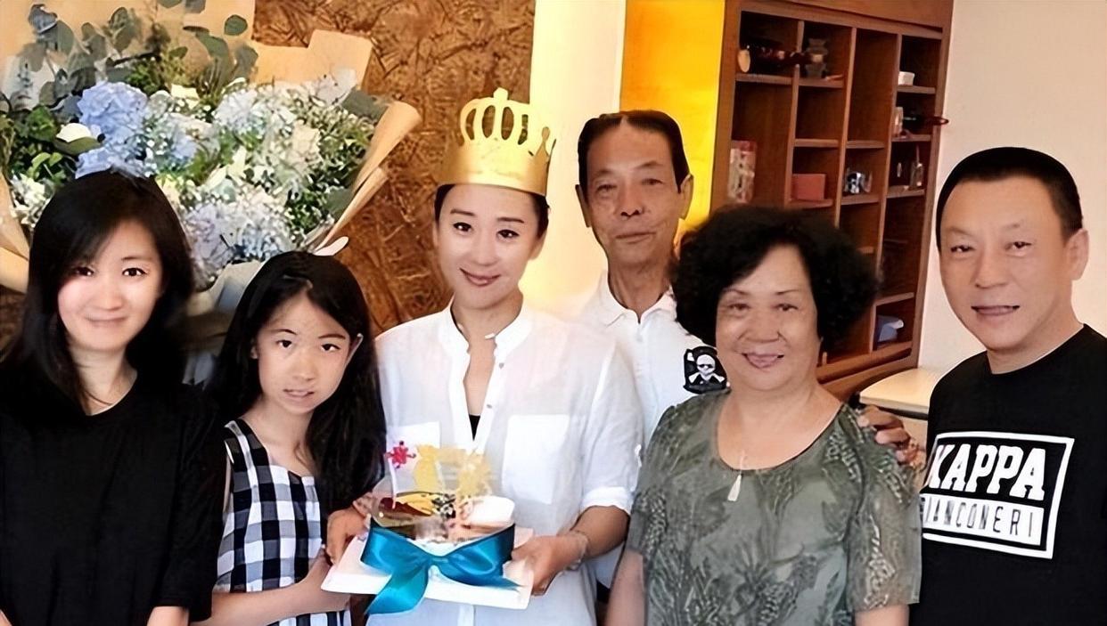 苗圃一家四口现身巴黎,富商老公露脸,一双儿女高颜值吸睛