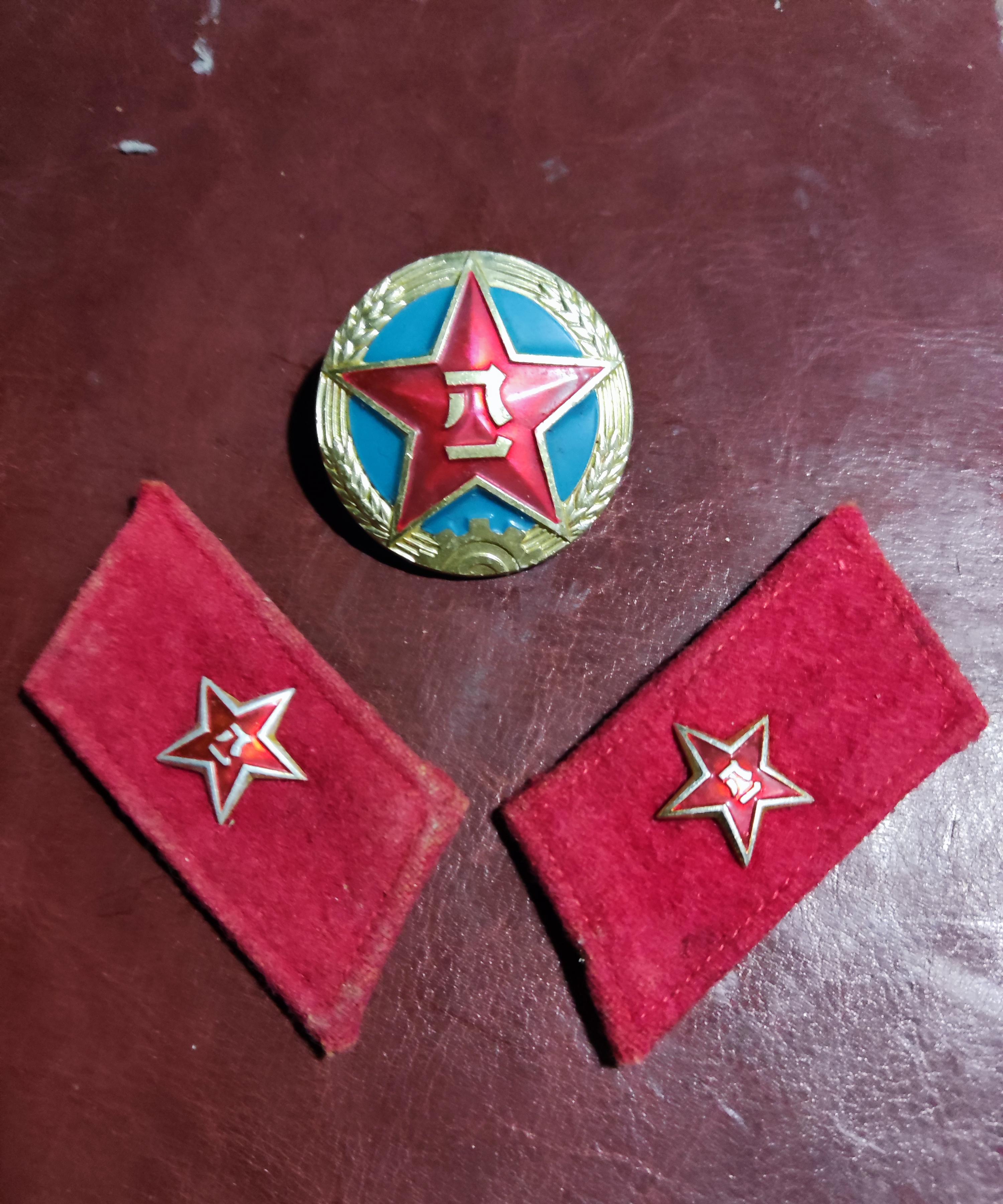 人民解放军近八十年帽徽变化,最突出的是红五星和八一标志不变