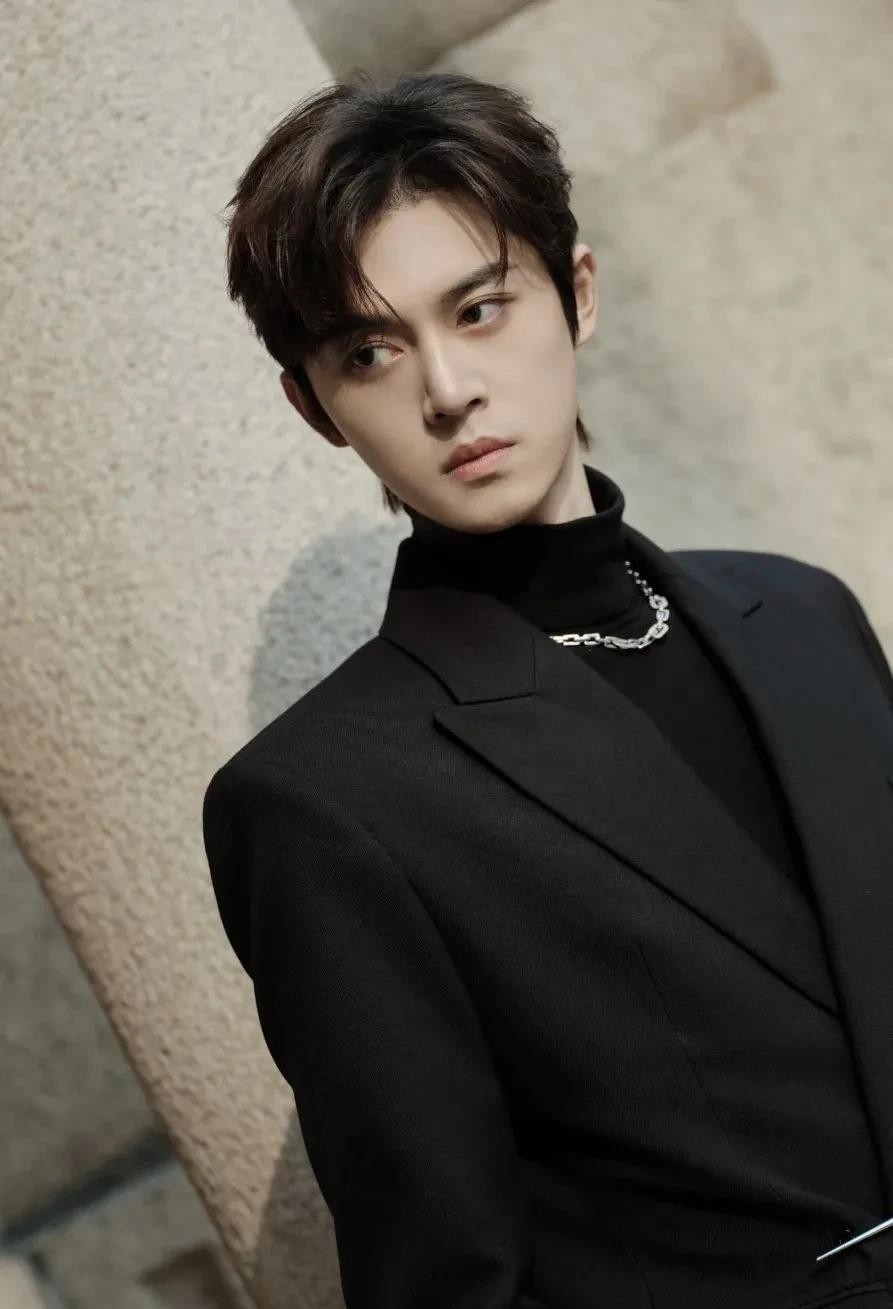 谢彬彬是一位多面手全能男艺人,阳光帅气自信的青春男孩