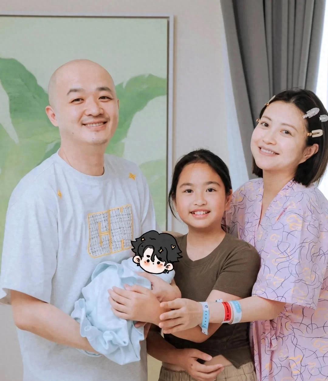 包贝尔老婆产后晒照片包文婧练瑜伽肚子平得像没生过