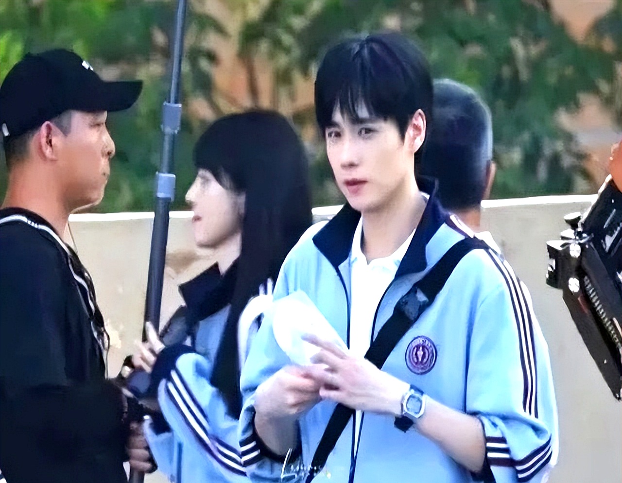 曝胡一天新恋情!牵手散步超甜蜜,助理曾带女方看诊,新cp没法炒