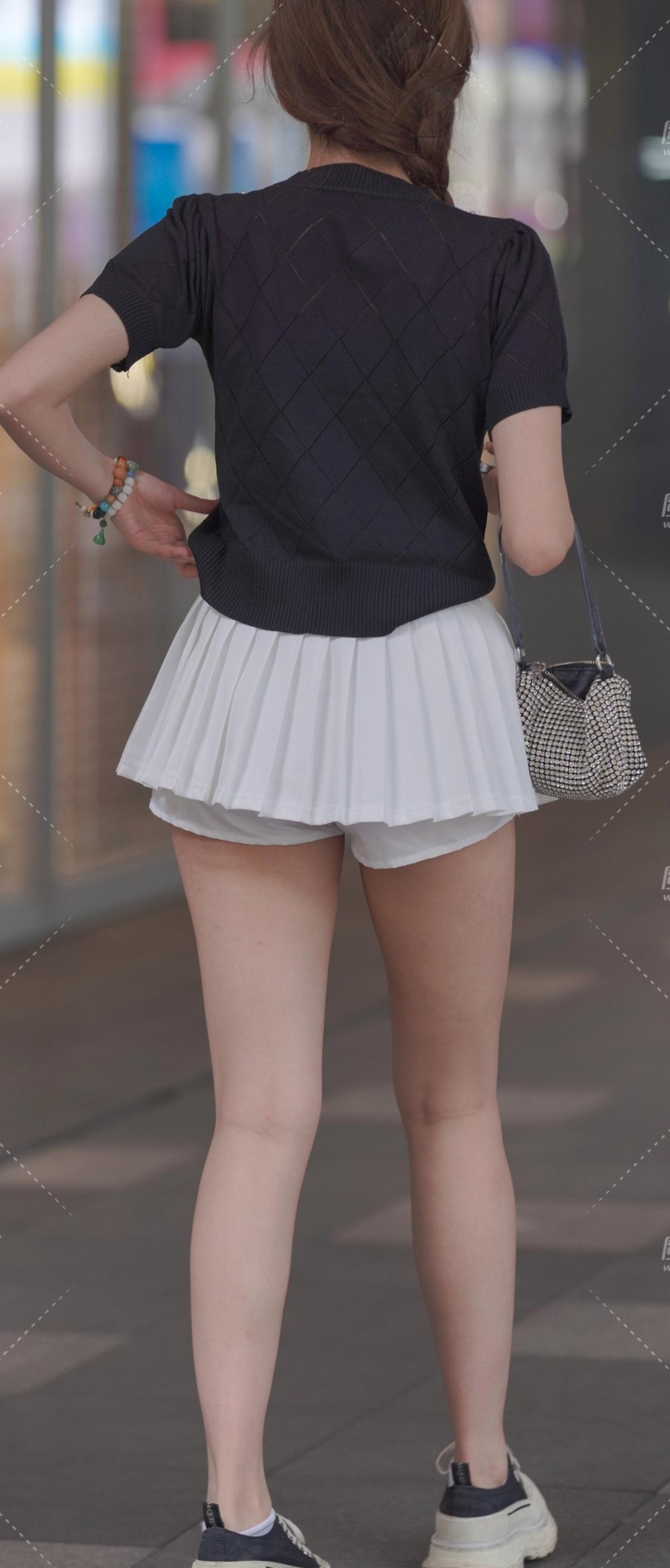 百褶短裙配休闲帆布鞋,都市年轻女孩最爱!
