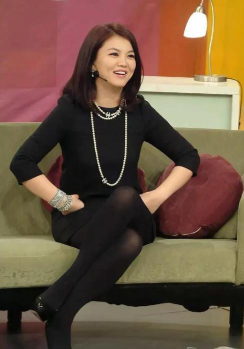 李湘被卷进释永信风波,亲密照真相曝光!黑丝穿搭引争议,网友热评炸锅