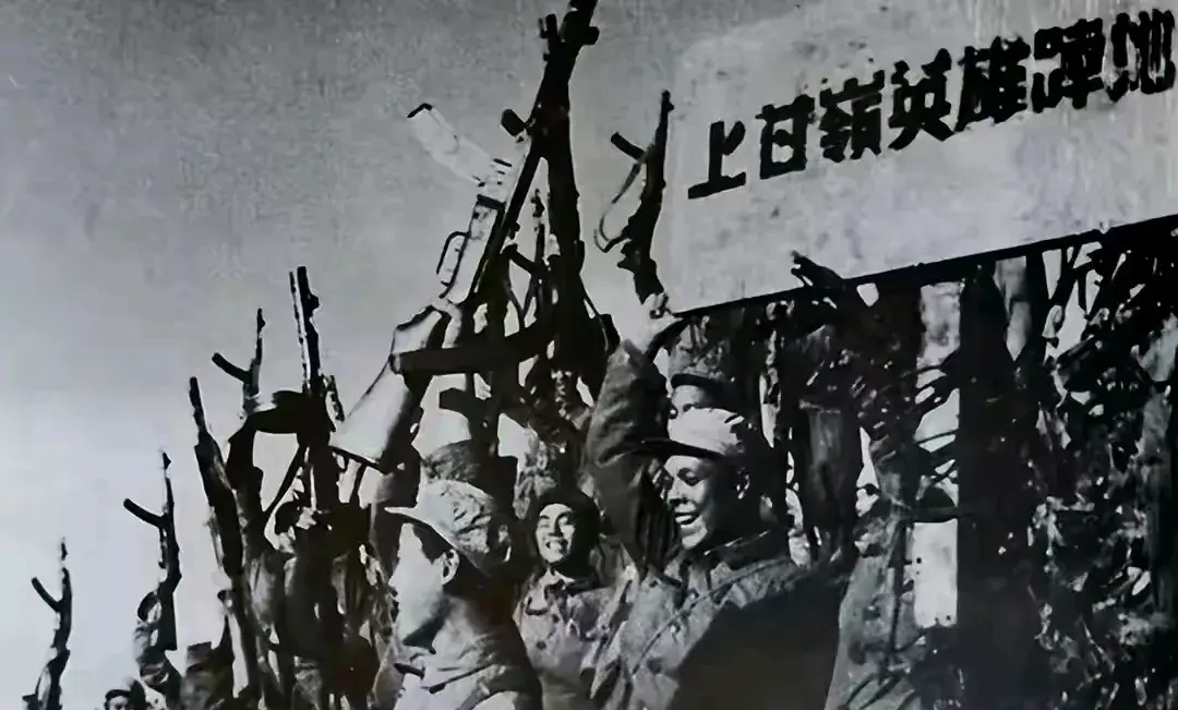 抗美援朝期间,美国战地记者拍下的老照片,志愿军冲锋过后的情景