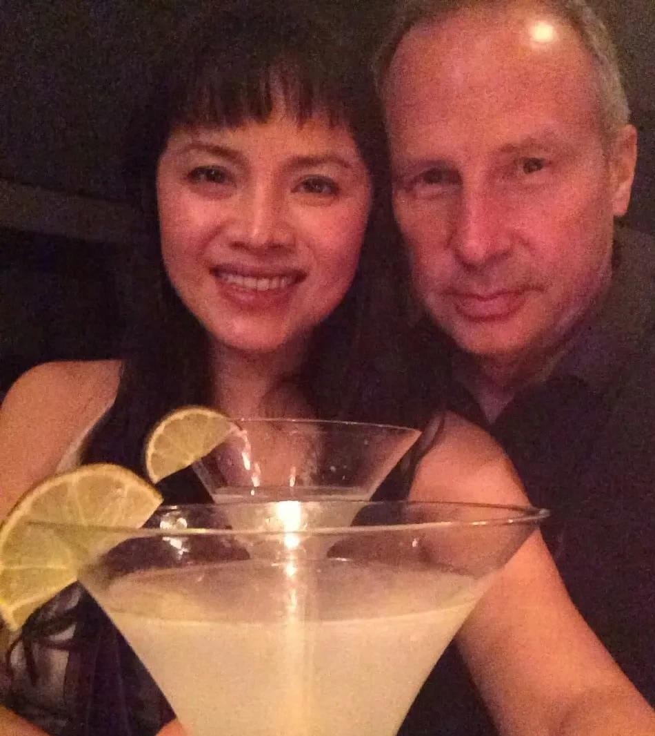 58岁的石兰回国了!一条麻花辫配旗袍,身材凹凸有致