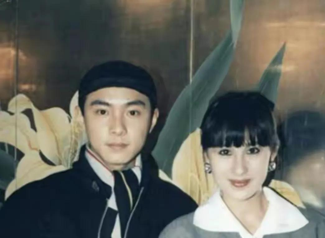 22岁江欣燕问张卫健你还要我等多久,12年豪门婚姻净身出户后,52岁的
